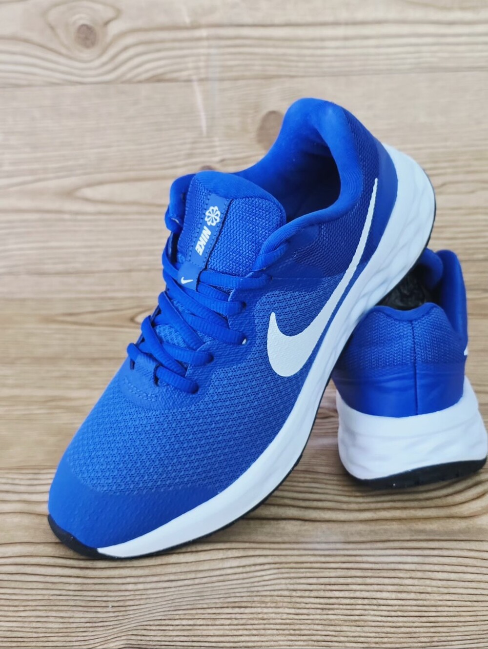 Nike Revolution 6 Sneakers